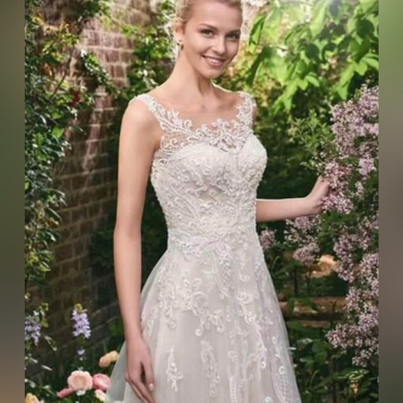 Beautiful Ivory Wedding dress - Picture 3 of 8